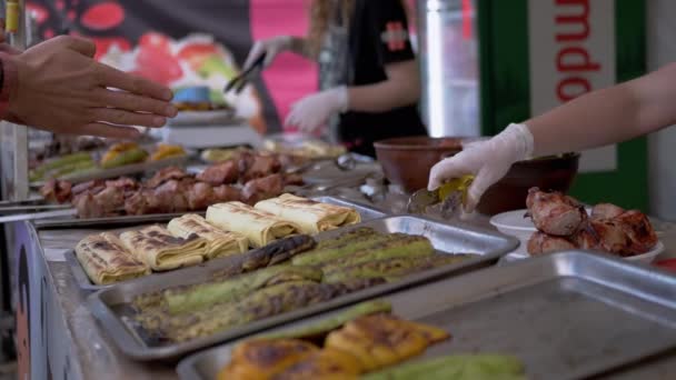 Zákazník vybírá kusy kebabů od pouličního prodejce potravin. 4K — Stock video
