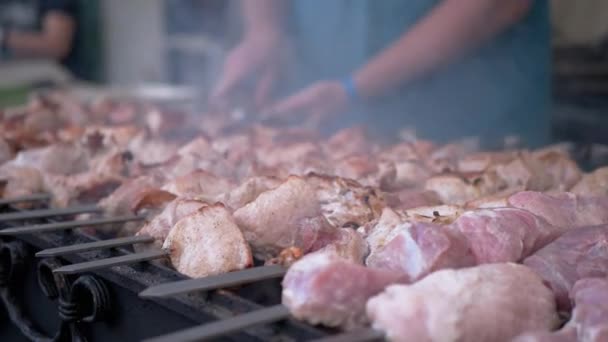 Приготовление сочной свиной кебаб на гриле на открытом воздухе на металлическом шампуре. 4K — стоковое видео