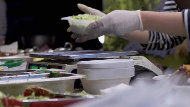 스트리트 셀러 Weighs of Salad in Lunch Box on Electronic Scales. 줌 — 비디오