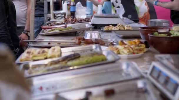 Käufer bestellen Lebensmittel bei einem Street-Food-Verkäufer. Zoom — Stockvideo