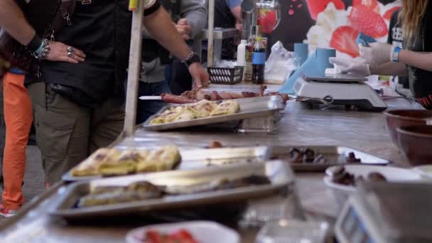 Käufer zahlen pro Bestellung Bargeld an Street-Food-Verkäufer. Zoom — Stockvideo