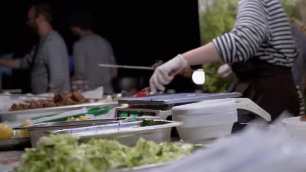 Sokak satıcısı alıcılar için bir sipariş hazırlar, kebabı şiş 'ten çıkarır. 4K — Stok video