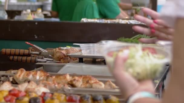 Der Handel mit Fast Food an den Ständen auf offener Straße. Zoom — Stockvideo