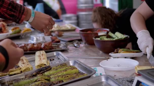 Spieße, gegrilltes Gemüse, gebratene Zucchini, Shawarma liegen auf der Theke. Zoom — Stockvideo