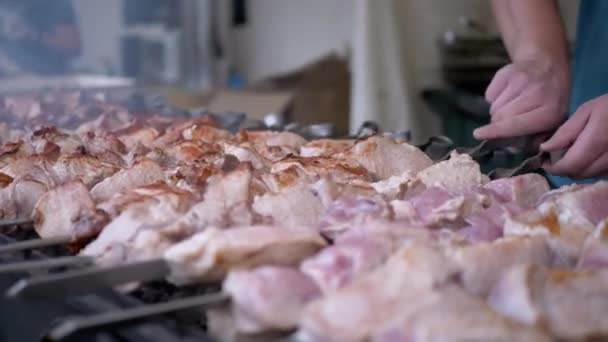 Főzés Juicy Pork Kebab a Grill a szabadban egy fém Skewer. 4K — Stock videók