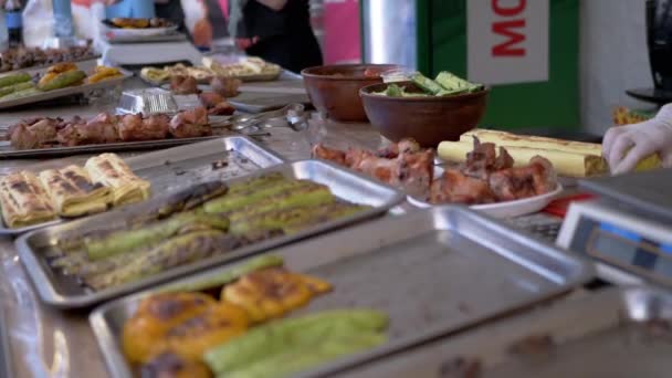 Продавец уличной еды рассчитывает стоимость шаурмы в пита-хлебе на калькуляторе — стоковое видео