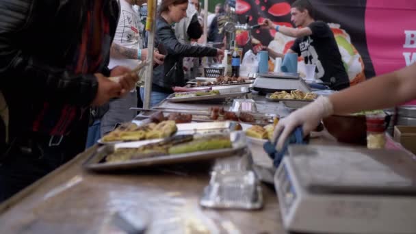 Os compradores pagam em dinheiro aos vendedores de comida de rua por pedidos. 4K — Vídeo de Stock