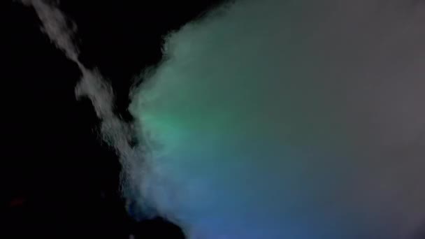 Female Hands Wind een Air Cloud van Cotton Candy van Sugar op een Houten Stok. 4K — Stockvideo