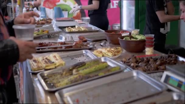 Alıcılar bir sokak yiyecek tedarikçisinden yemek sipariş ediyor. Büyüt — Stok video
