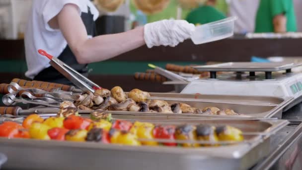 Street Food Leverantören väger en kokt, stekt bit kebab på en elektronisk skala — Stockvideo