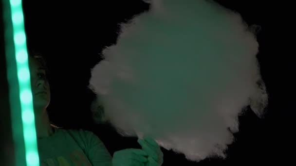 Продавец Ветер воздушное облако хлопка конфеты из сахара на деревянной палочке. Zoom — стоковое видео