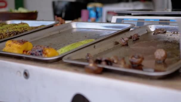 Comerciando con comida rápida en puestos abiertos. Zoom: — Vídeo de stock