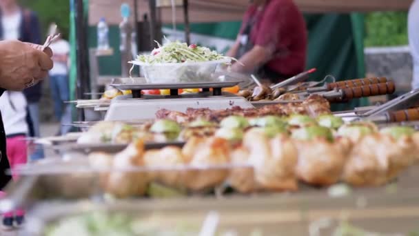 Käufer zahlen Geld an Street-Food-Verkäufer für Salat in der Lunchbox. Zoom — Stockvideo