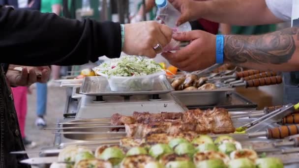 Käufer zahlen Geld an Street-Food-Verkäufer für Salat in der Lunchbox. Zoom — Stockvideo