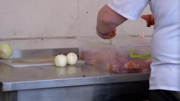 Street Chef é Stringing Raw Marinated Kebab em um Metal Skewer. Zoom — Vídeo de Stock