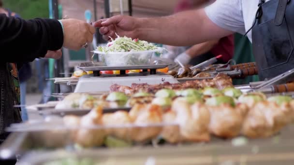 El comprador paga en efectivo al vendedor ambulante de comida para ensalada en la lonchera. Zoom: — Vídeos de Stock