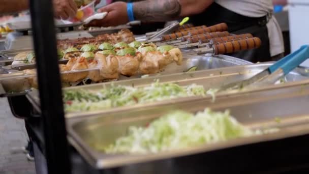 Kebabs sur brochette, légumes grillés, courgettes frites allongées sur comptoir. Zoom — Video