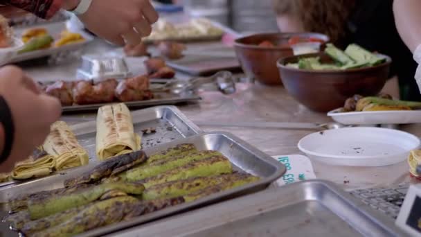 ケバブ、焼き野菜、揚げズッキーニ、シャワルマはカウンターに横になります。ズーム — ストック動画