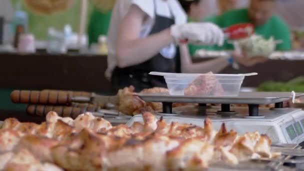 Street-Food-Verkäufer wiegt Kebab, Salat in Lunchboxen auf elektronischer Skala — Stockvideo