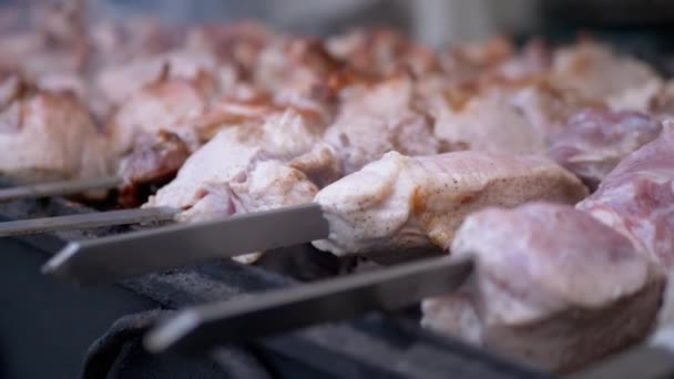 Főzés lédús, ropogós kebab füsttel egy fémnyelő a Grill. Nagyítás — Stock videók