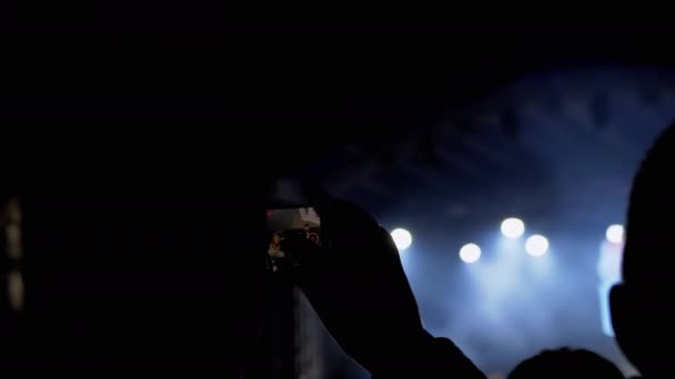 Manos masculinas están filmando con Smartphone concierto en el Festival de Rock por la noche — Vídeo de stock