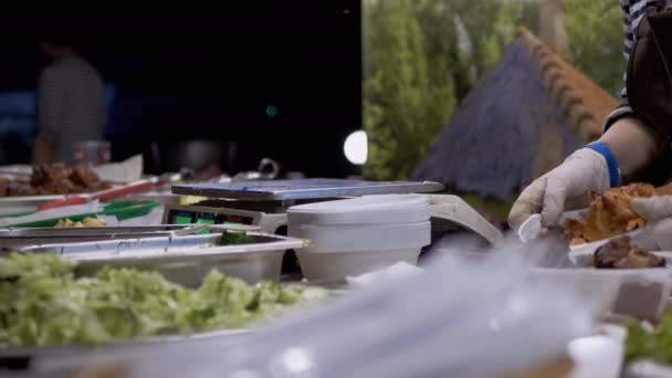 Street-Food-Verkäufer wiegt ein gekochtes, gebratenes Stück Kebab auf elektronischer Waage. 4K — Stockvideo