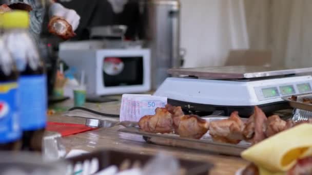 Street Food Forgalmazó veszi pénzt eladott Juicy Shish Kebab Főzött. 4K — Stock videók