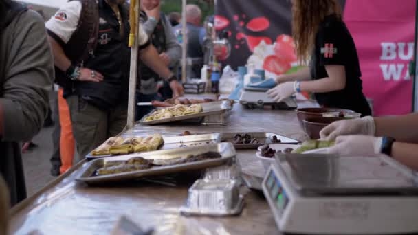 Käufer zahlen dem Street-Food-Verkäufer Geld pro Bestellung. 4K — Stockvideo