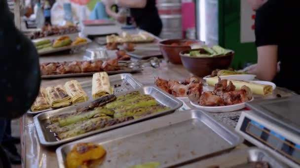Käufer zahlt Geld an Street-Food-Verkäufer für Lunchbox mit Dönern und Shawarma 4K — Stockvideo