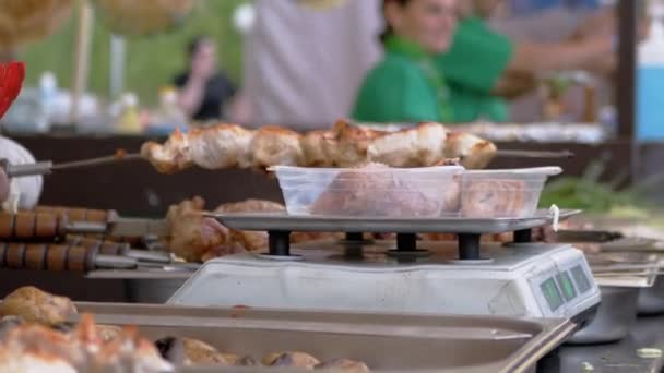 Street-Food-Verkäufer wiegt auf elektronischer Skala einen gebratenen Döner in Lunchboxen — Stockvideo