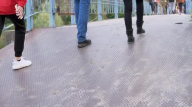 Beton Köprüde Yürüyen Yayalar kalabalığı. 4K
