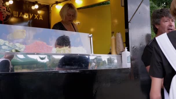 Los vendedores ambulantes preparan delicioso Shawarma de verduras frescas. 4K — Vídeo de stock