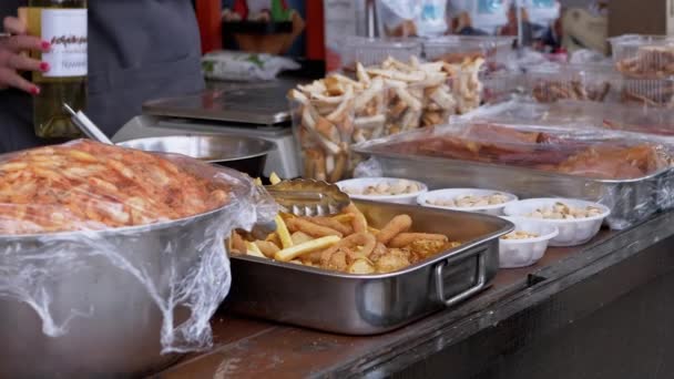 Straathandel, verkoop van frietjes, croutons, gebakken vlees op open planken. Zoom — Stockvideo