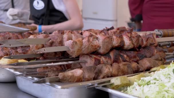 Satıcı açık havada raflarda sulu kebap satıyor. Büyüt — Stok video