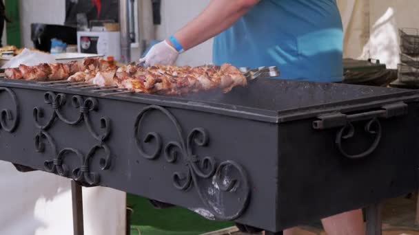Főzés Juicy Pork Kebab a Grill in Open Air egy fém Skewer. Nagyítás — Stock videók