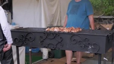 Sokak Tedarikçisi Yemekhanede Sulu Izgara Izgara Satış Yapıyor. 4K