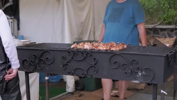 Vendeur de rue vend cuit barbecue grillé juteux dans le Food Court. 4K — Video