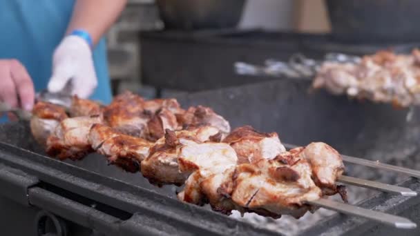 Cocinar Kebab de cerdo jugoso en la parrilla al aire libre en una brocheta de metal. 4K — Vídeos de Stock