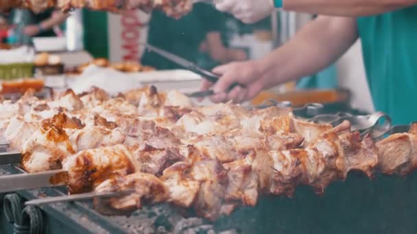 Σεφ Μαγειρεύοντας Ζουμερά, Τραγανά Κεμπάπ με Καπνό σε Μεταλλική Σκάλα στο Γκριλ. Εστίαση — Αρχείο Βίντεο