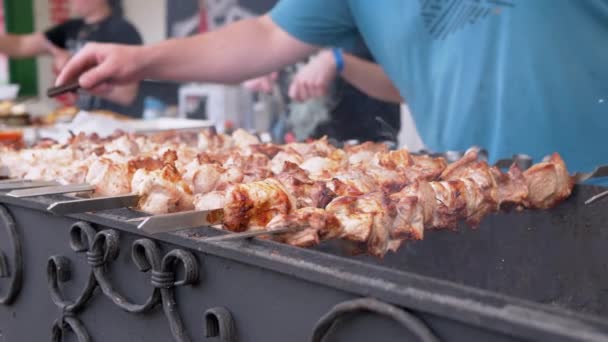 Chef cocinando jugosos y crujientes kebabs con humo en una brocheta de metal en la parrilla. 4K — Vídeos de Stock