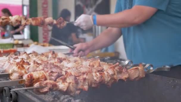 Cocinar Chef Jugoso, Crujiente Kebabs con Humo en un Metal Skewer en la Parrilla. 4K — Vídeos de Stock