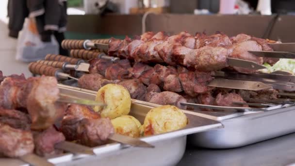 바베큐 , 샐러드 , 구운 채소들 이 오픈 쉘 과 카운터 에 팔리고 있다 — 비디오