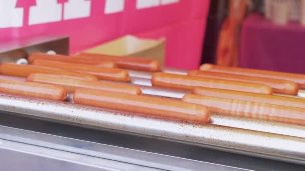 Vaření šťavnaté, smažené klobásy na Skewer, Grill. Přiblížení — Stock video