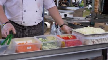 Sokak Aşçısı Lezzetli Shawarma 'yı Pita Ekmeğiyle Pişiriyor Taze sebzelerden