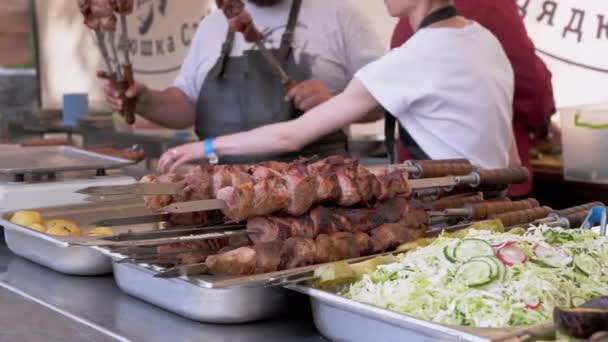 Vendeur vend du Kebab juteux sur des étagères ouvertes. 4K — Video