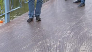 Beton Köprüde Yürüyen Yayalar kalabalığı. 4K