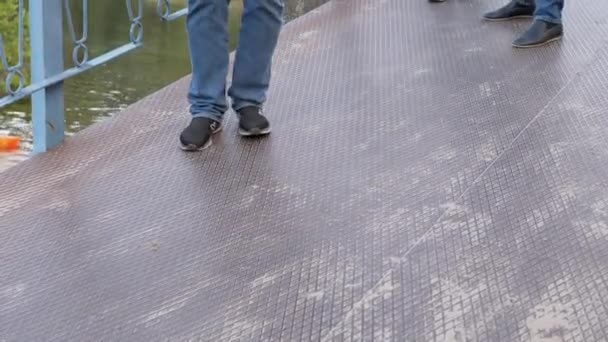 Massen von Fußgängern auf einer Betonbrücke. 4K — Stockvideo