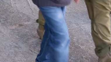 Asfaltta Gündüz Yürüyen İnsanların Bacakları. 4K.