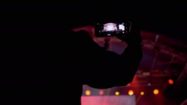 Açık Sahnedeki Bir Gece Rock Konseri 'nin Smartphone' undaki Erkek Kaydı Videosu. 4K