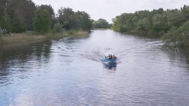 Nöjesbåt med passagerare flyter på floden Dnepr. Zoom — Stockvideo